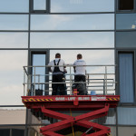 Biroja ēka pie lidostas Rīga ar pusspoguļplēvi