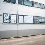 Ražošanas ēkas logu tonēšana ar sudraba plēvi